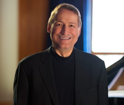 Headshot of piano faculty Douglas Humpherys