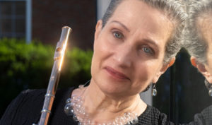 Photo of flutist Linda Chesis