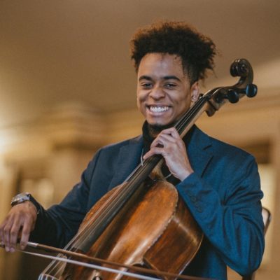 Photo of cellist Kyle Victor