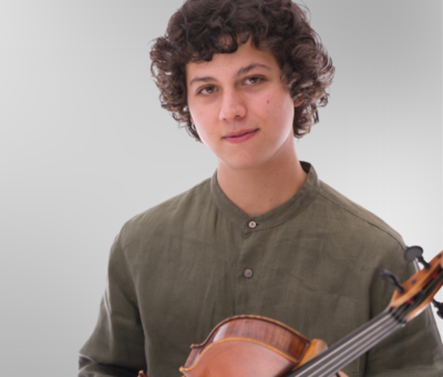 Photo of viola fellow Julian Seney.