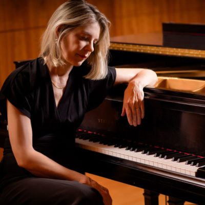 Pianist Elinor Freer