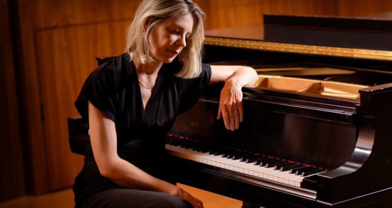 Pianist Elinor Freer